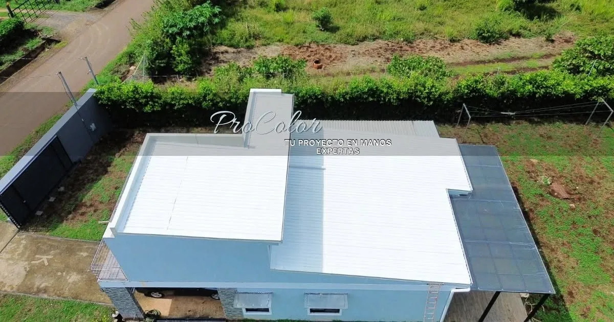 Techo metálico pintado en blanco visto desde un dron