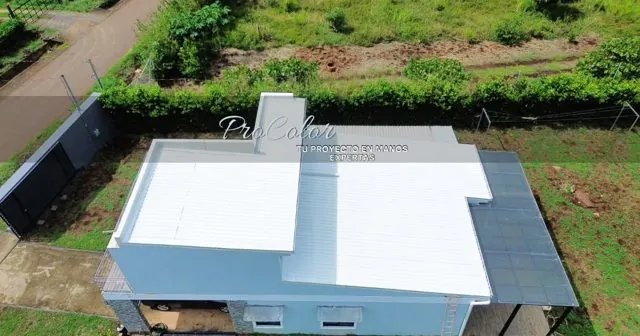 Vista aérea de un techo metálico pintado en blanco