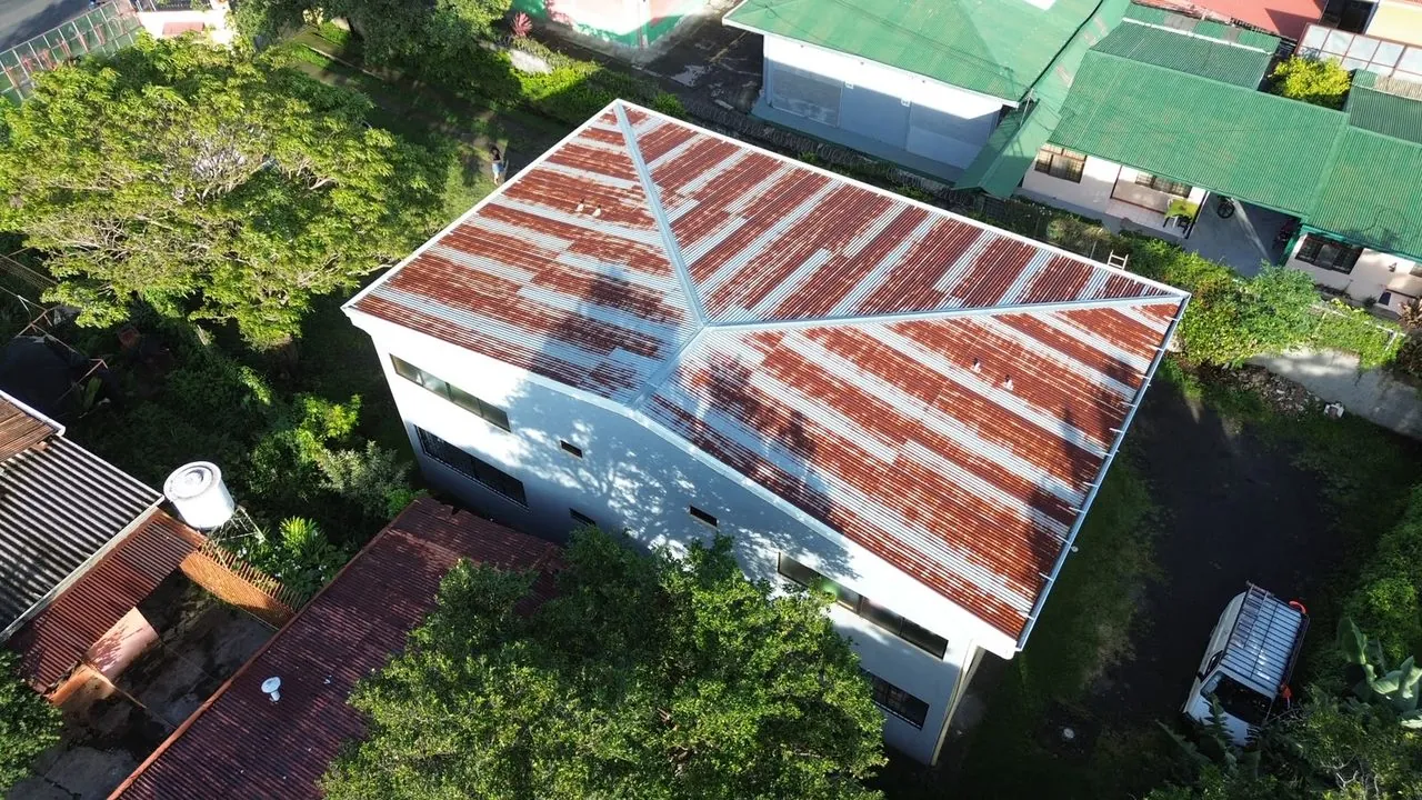 Antes: techo metálico oxidado