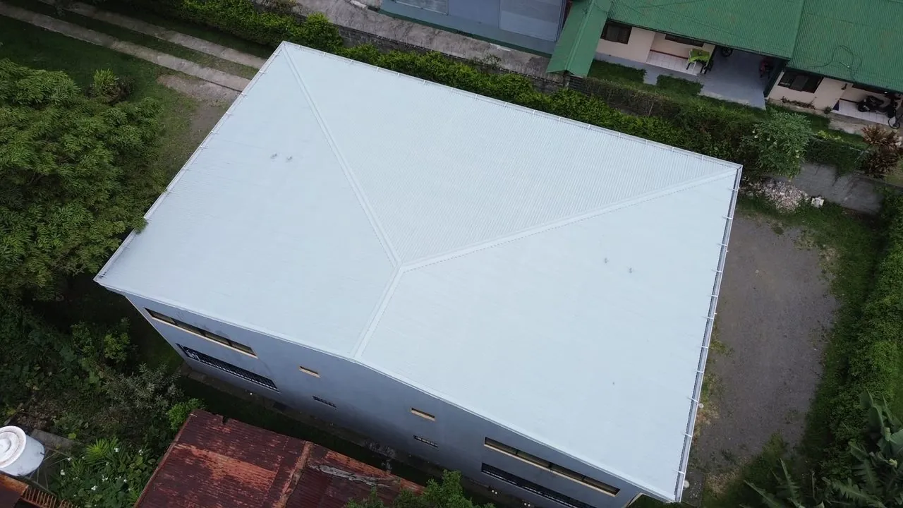 Después: techo metálico pintado en gris