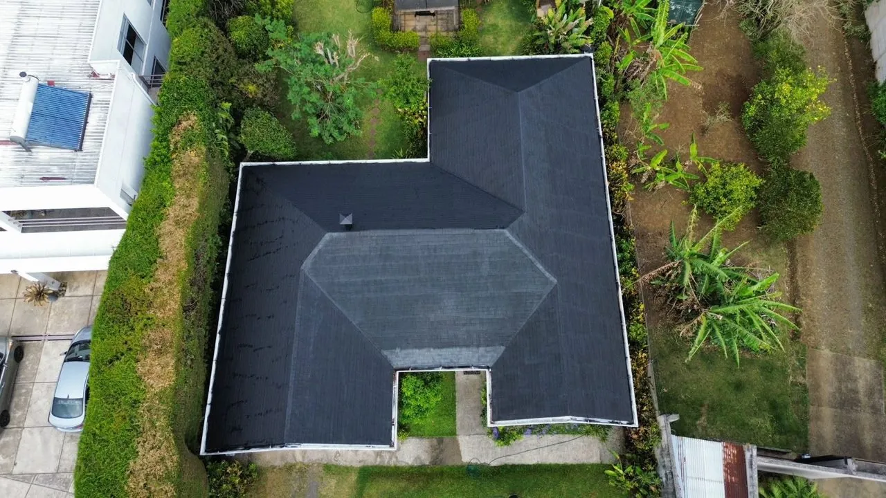Techo de casa pintado en negro visto desde un dron