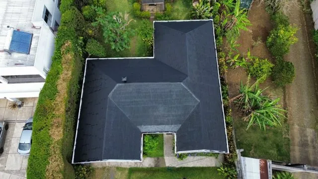 Vista aérea de un techo de casa pintado en negro