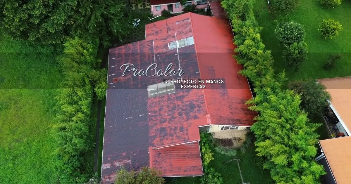 Antes: techo metálico pintado en rojo