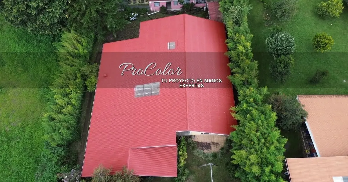 Después: techo metálico pintado en rojo