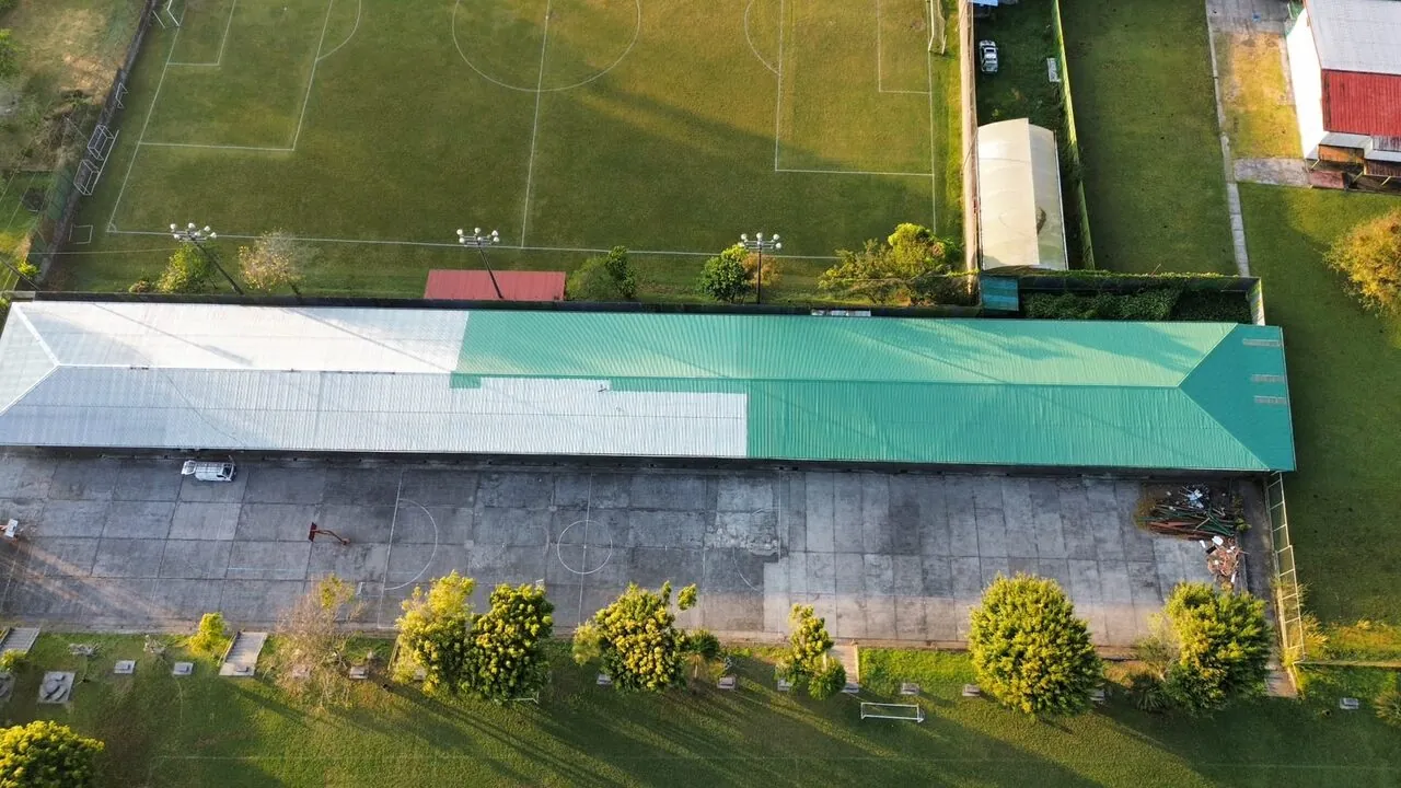 Antes: techo metálico pintado en verde