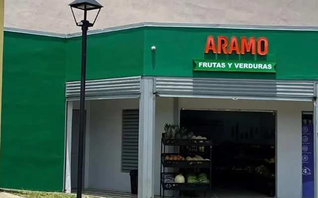 Fachada del local renovada con muros en verde