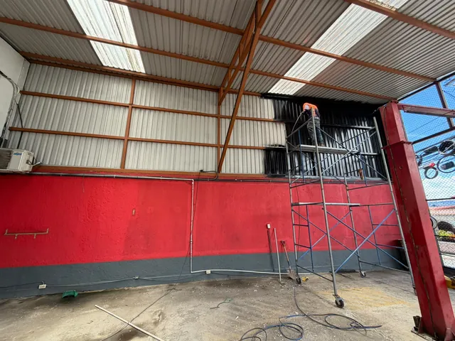 Estructura metálica pintada en rojo dentro de una nave industrial