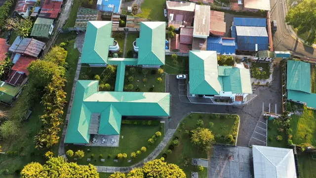 Vista aérea del mismo complejo con las cubiertas renovadas en verde
