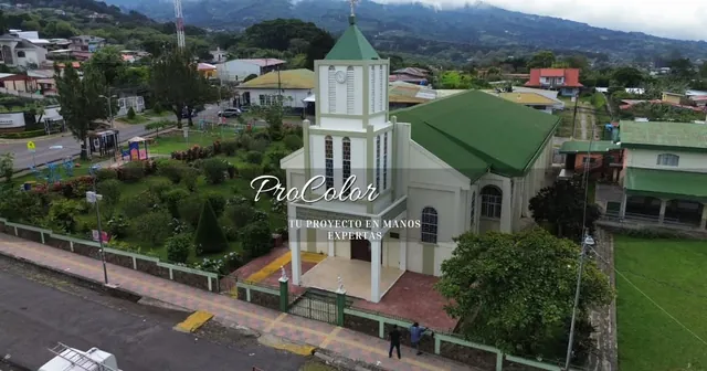 Vista aérea de la Iglesia de San Rafael con cubierta verde