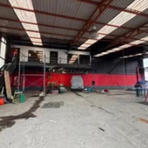 Bodega comercial con estructura pintada