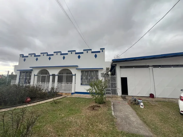 Casa blanca con detalles azules en la fachada, terminada