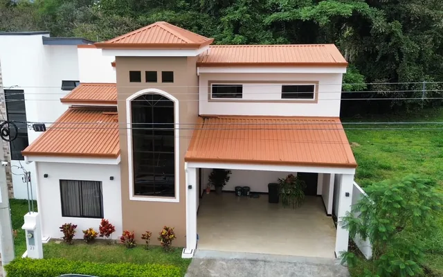 Casa residencial moderna de dos niveles con techo color terracota
