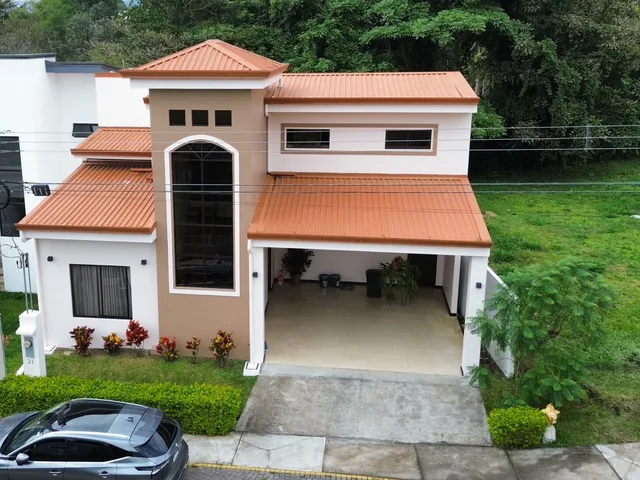 Casa moderna de dos niveles con techo terracota