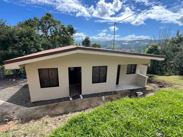 Casa con techo y paredes pintados