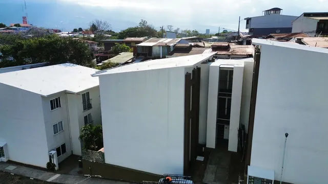 Torres de condominio con fachadas pintadas en blanco