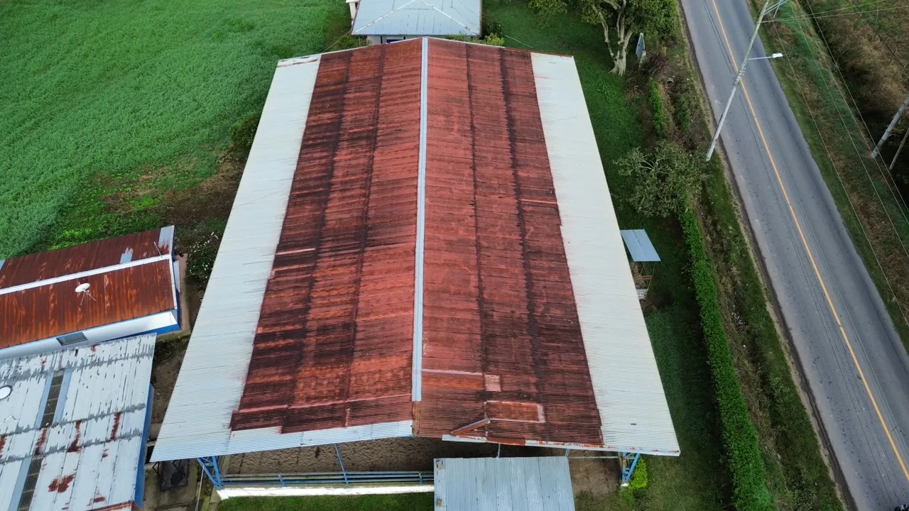 Techo de láminas oxidado antes del cambio, visto desde un dron