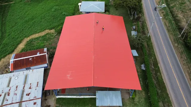 Cambio de láminas: techo oxidado y techo nuevo visto desde un dron