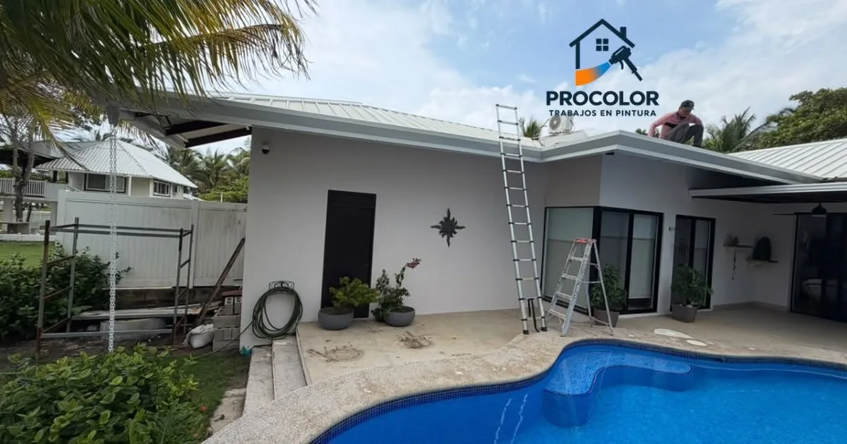 Técnico de Procolor sobre el techo de una casa junto a la piscina