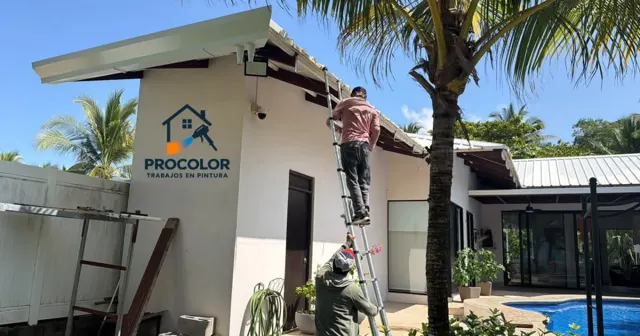 Equipo de Procolor trabajando en el alero y la canoa de una casa