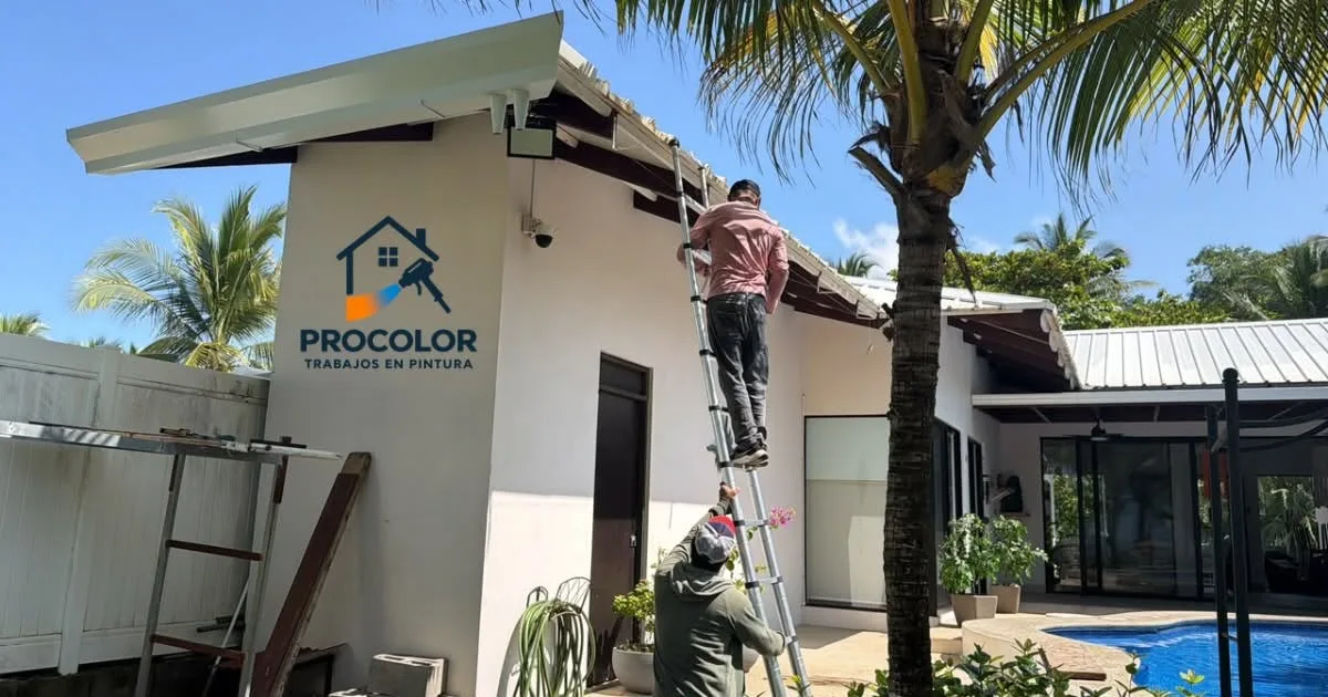 Equipo de Procolor trabajando en el alero y la canoa de una casa