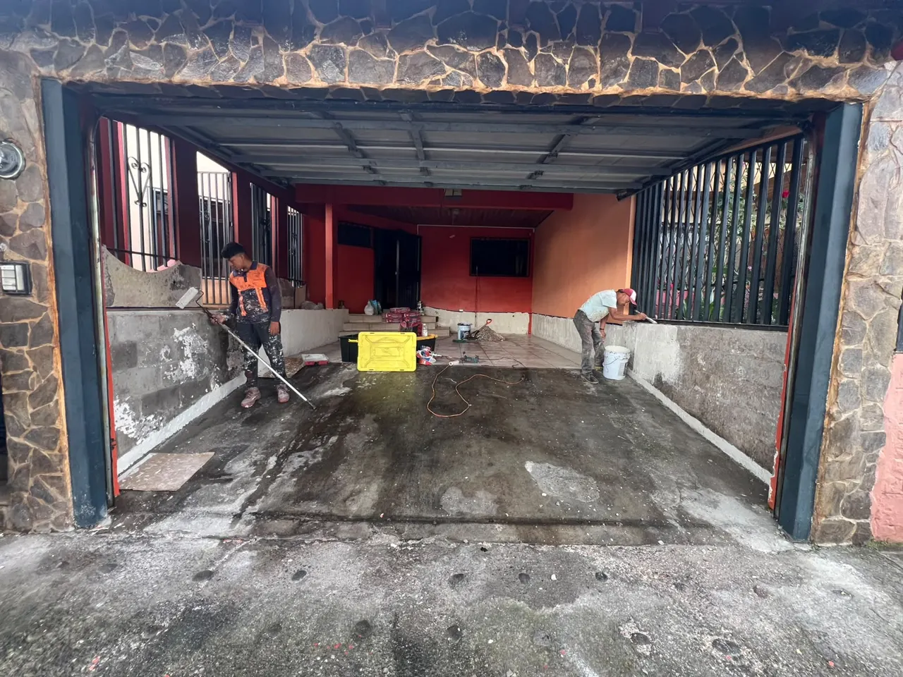 Preparación de la base de una cochera con humedad en muros y piso