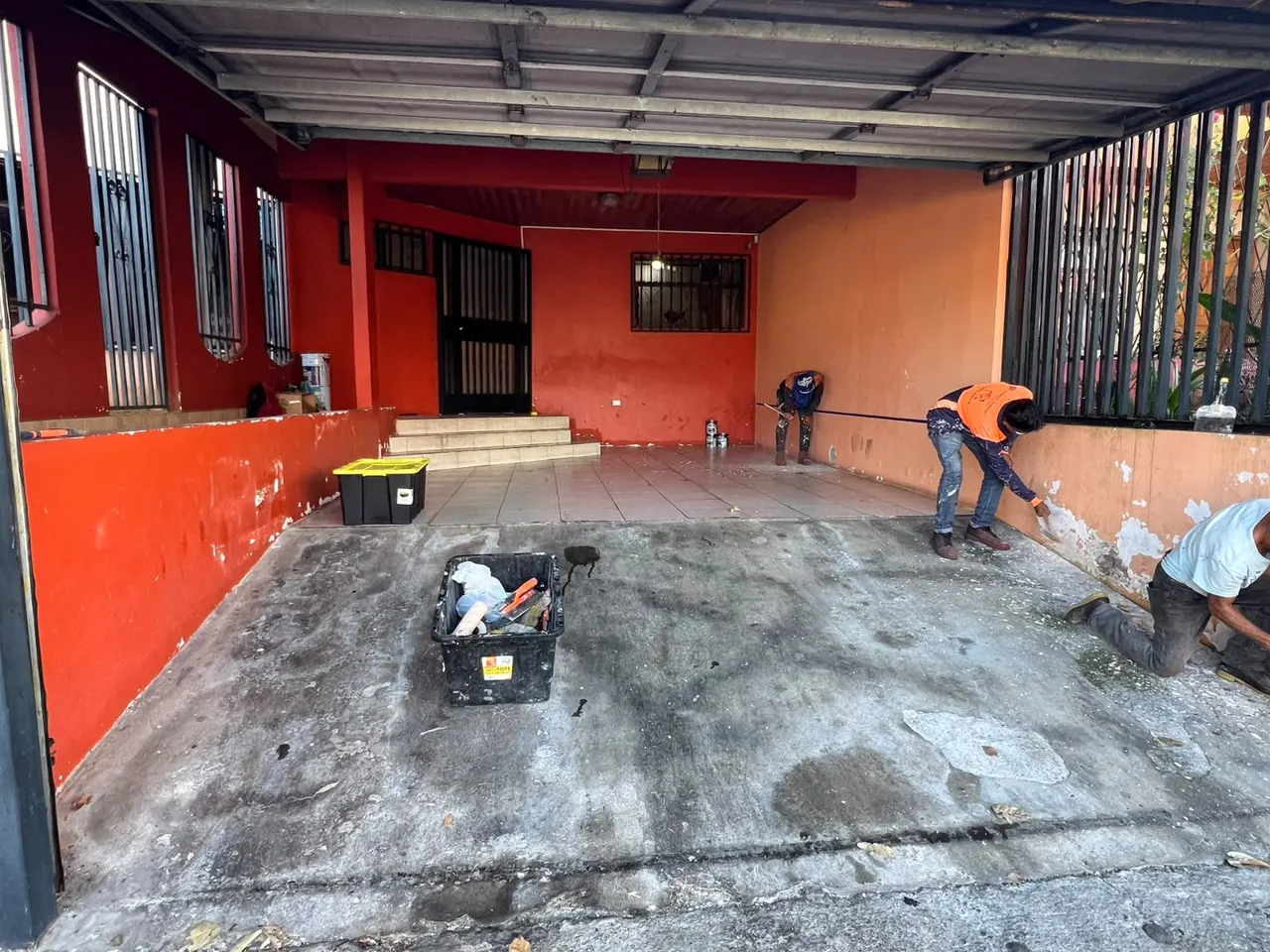 Aplicación del tratamiento en la parte baja de un muro con humedad