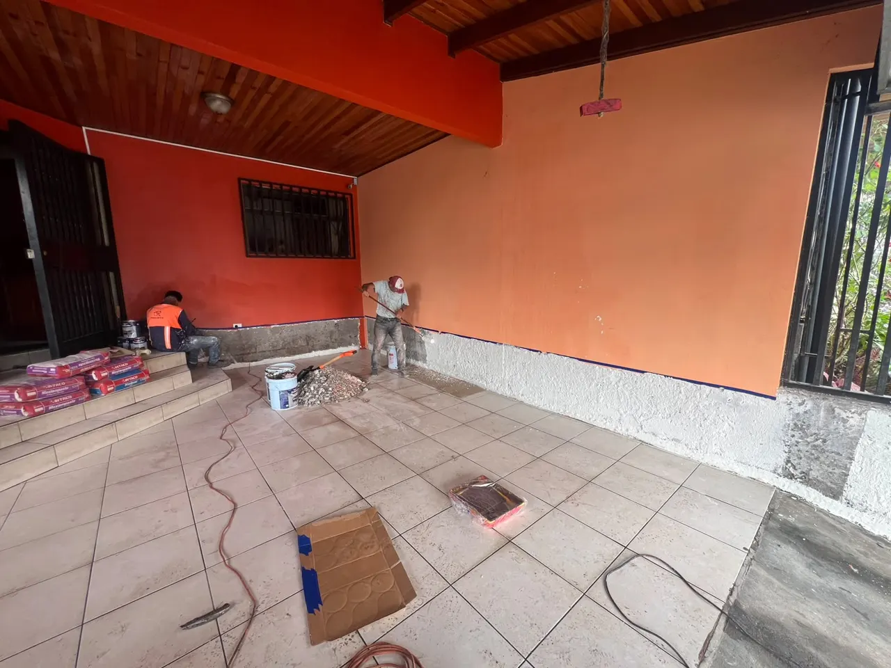 Cochera con muros renovados en tono beige después del tratamiento de humedad
