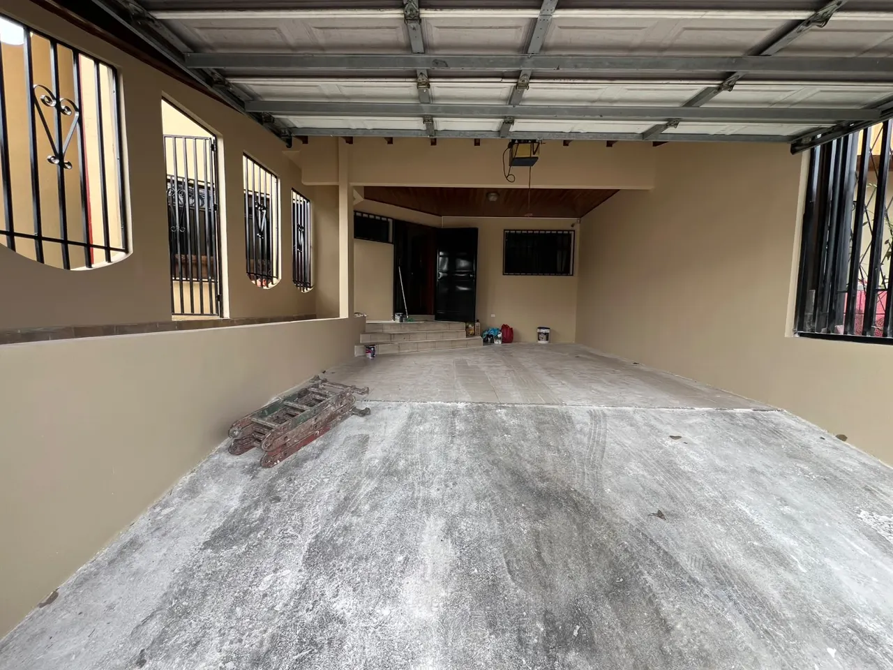 Limpieza y preparación del piso y los muros antes de impermeabilizar