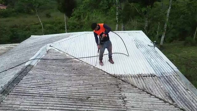 Cuadrilla de Procolor lavando a presión un techo
